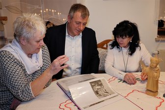 Stress und Freude bei den Mitstreitern der Aktion Kinderherzen im Erzgebirge - Robert Strauch von der Firma Berner übergab an Christine Matko (l.) und Helga Kairat von der Aktion Kinderherzen eine Spende von 5000 Euro. Die Frauen schilderten die Arbeit und gewährten einen Blick in die Chronik.