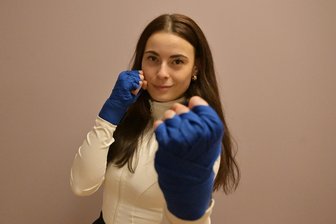 Stressabbau mit Kick: Wie Lucia Modes aus Zwickau mit ihrem Fitboxing-Kurs Frauen stark macht - Junge Trainerin in Kampfpose: Lucia Modes (25) ist in Fraureuth aufgewachsen, mit 18 nach Zwickau gezogen und wohnt mit ihrem Partner in Marienthal.