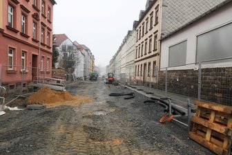 Stresstest für Autofahrer in Freiberg: Zwei Straßen gleichzeitig vollgesperrt - Das Archivbild zeigt Arbeiten im März 2025 auf der Dammstraße in Freiberg.