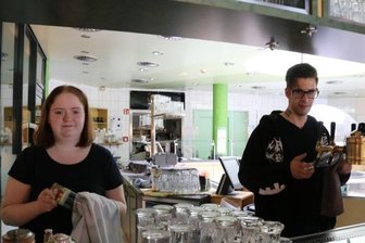 Stresstest für Azubis: ein Drei-Gänge-Menü für Mitarbeiter - Lysanne Schüler und Andreas Frank können ihre Ausbildung zur Köchin und zum Restaurantfachmann auch in der Coronazeit fortsetzen. Fürs Foto haben sie die eigentlich geschlossene Bar im Bad kurz geöffnet. 