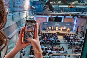 Streubomben, Friedensgespräche? So diskutierte Chemnitz mit Baerbock und Klitschko - Außenministerin Annalena Baerbock trat am Freitagabend als Gast eines Forums der "Freien Presse" auf.