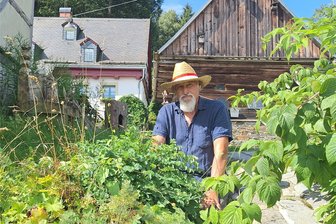 Streuobst- und Bergwiesen im Riedelhof Eubabrunn: Das ewige Erbe von Christoph Mann - Naturschützer Christoph Mann auf dem Riedelhof in Eubabrunn. Er hat aus der ehemaligen Brache ein grünes Paradies gemacht.