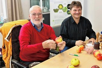 Streuobsttag in Eppendorf: Experte nimmt Äpfel unter die Lupe - Der Sachverständige Henner Grapow hatte beim mittelsächsischen Streuobststag im Alten Bahnhof von Eppendorf viel Spaß an der Bestimmung der Sorten. Der Geschäftsführer des Landschaftspflegeverbandes Mulde/Flöha, Jörg Semmig (r.) assistierte dabei. 
