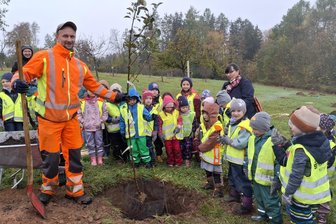Streuobstwiesen in Oederan und Lichtenwalde bekommen Zuwachs - Marcel Klüche gehörte zum Team des Bauhofes Oederan, das bei der Baumpflanzaktion kräftig mitarbeitete.