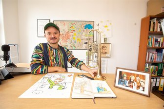 Strichmännchen für ein Hallelujah: Junger Illustrator sorgt für frischen Wind auf Plauener Kirchenplakaten - Selbst an seinem Schreibtisch trägt Tilmann Trittmacher ein Basecap auf dem Kopf.