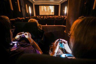 Stricken und Film gucken: Trend schwappt nach Chemnitz - Strickino: In Mannheim gibt es das schon. Chemnitz soll bald folgen.