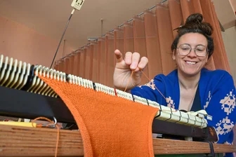 Strickfestival-Organisatorin in Limbach-Oberfrohna: „Viele sind überrascht, was aus einem Faden entstehen kann“ - Textildesignerin Virginia Reil hat das Strickfestival „Loop“ in Limbach-Oberfrohna mitorganisiert. Für sie gibt es verschiedene Gründe, warum die Handarbeit wieder boomt.