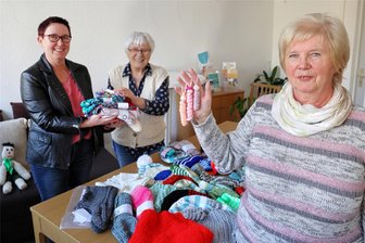Strickfrauen aus Schwarzenberg nadeln fürs Hospiz - Simone Kaufmann (l.) vom Hospiz nimmt die Stricksachen von Barbara Petzold und Gisela Görlich (vorn) entgegen.