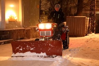 Striegistal: Alles rechtens bei der Straßenreinigung? - Wenn Schnee gefallen ist, müssen Gehwege beräumt werden. Hier ein Traktor als Schneeschieber.