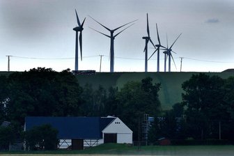 Striegistal: Gemeinde will Wildwuchs bei der Windkraft verhindern - Blick vom Gewerbegebiet Berbersdorf über Schmalbach zum Windpark am Saubusch.