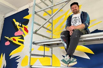 Striegistal: Leute aus aller Welt verwandeln E-Werk Etzdorf in begehbares Kunstwerk - Alexander Enskat kommt aus Plauen und ist auch als Slex Nenskat bekannt. Mit Acrylfarben verwandelt der Künstler eine Wand im ehemaligen Umspannwerk in Etzdorf in ein japanisches Gewitter, bei dem vier Pikachus aufeinanderprallen.