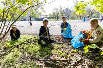 Striegistal: Mit den Royal Rangers geht es auf dem Reitplatz rund - Die Royal Rangers Joshua, Matheo, Timeon und Jaron (v. r.) beim Frühjahrsputz in Freiberg.