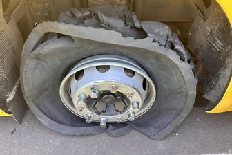 Striegistal: Nach Reifenplatzer zehn Autos beschädigt - An einem Sattelauflieger war ein Reifen geplatzt.
