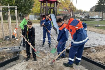 Striegistal: Neue Spielgeräte und Jugendbänke - Das Projekt „Spielplatz Dorfmitte“ entstand unter Mitwirkung von Kindern und Jugendlichen der Jugendfeuerwehr, des Jugendrotkreuzes und des Jugendclubs.
