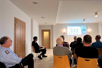 Striegistal: Optimierung der Feuerwehr hat ihren Preis - Per Videokonferenz ließen sich die Gemeinderäte über Optimierungsmöglichkeiten für die Feuerwehr informieren. Die wieder gewählten Wehrleiter Patrick Hundshammer (2. v. l.) und Stellvertreter Holger Poppe (l.) diskutierten mit.