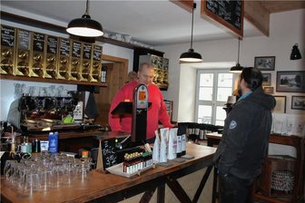 Striegistal: Wo der Kaffee anders schmeckt - Thomas Dietrich (links) berät Kunden in seiner Kaffee-Rösterei im Striegistal. 