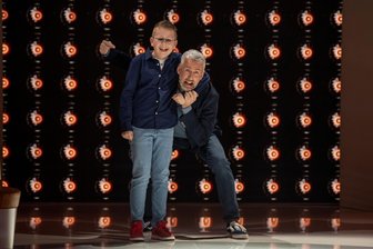 Striegistal: Zum Dank für TV-Werbung bei „Klein gegen Groß“ fährt Kurt Jentsch nach Plohn - Kurt Jentsch hat Sebastian Pufpaff im Schwitzkasten.