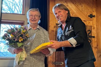 Striegistal: Zwei neue Bücher entführen in die Geschichte - Striegistals Bürgermeister Bernd Wagner (r.) dankt dem Historiker Ulrich Bänsch.