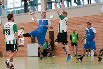 Striegistaler Handballer an der Spitze der Torschützenliste: „Ich kann damit schwer umgehen“ - René Schneider (M.) von der SG Striegistal, hier beim Spiel in Niederwiesa, führt derzeit die Torschützenliste der Regionsklasse-Staffel Ost an.