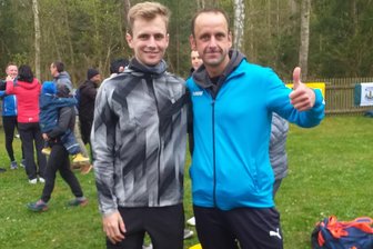 Striegistaler Läufer verpasst im Thüringer Wald knapp eine Top-Ten-Platzierung - Der Erste und der Elfte: Patrick Hoffmann (r.) verpasste beim Ilmenauer Osterlauf über 18,5 Kilometer die besten Zehn knapp. Es gewann Roman Freitag vom LAC Erfurt.