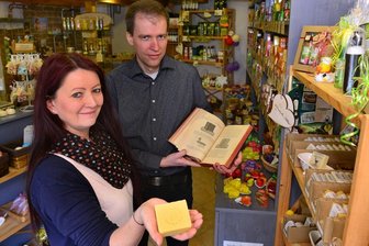 Striegistaler wollen an Autobahn werben - Kerstin Schmiedel-Zimmermann und Daniel Zimmermann betreiben die Striegistaler Seifenmanufaktur Marbach. Der Geschäftsführer treibt nun ein neues Marketingprojekt voran. Gemeinderat und Bürgermeister sprachen sich dafür aus.