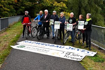 Striegistalradweg: Mitte 2024 könnte schon Baurecht bestehen - Vertreter der Bürgerinitiative und des ADFC fordern mit einem Banner am Viadukt über der Mittweidaer Straße in Hainichen den Weiterbau des Radwegs.