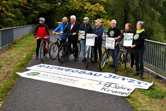 Striegistalradweg: Warum auf der Bahnstrecke zwischen Hainichen und Roßwein bald geradelt werden kann - Vertreter einer Bürgerinitiative und des ADFC forderten im Herbst 2023 in Hainichen den Weiterbau des Radwegs.