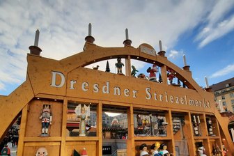 Striezelmarkt in Dresden: Holzkunstfirma aus dem Erzgebirge liefert Schwibbogen, Pyramide und Krippe - Der Schwibbogen auf dem Dresdner Striezelmarkt wird am 7. November von der Gahlenzer Firma aufgebaut.