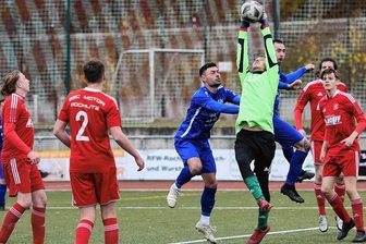 Strittiger Elfer lässt Barkas noch jubeln - Lange stemmten sich die Rochlitzer im Spiel gegen Tabellenführer Barkas Frankenberg gegen die Niederlage - und hatten sogar Chancen zum Siegtreffer. BSC-Torwart Eric Rump hielt in der zweiten Halbzeit zudem einen Elfmeter von Felix Ebert (3. v. l.), doch mit dem zweiten Strafstoß entschied Barkas die Partie. 