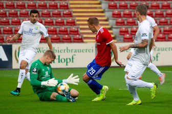 Stroh-Engel erlegt den CFC - Hier klärt Jakub Jakubov gegen Hachings Felix Schröter. Zweimal musste der CFC-Torwart dann aber doch den Ball aus dem Netz holen