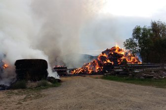 Strohballen auf Feld in Mulda in Brand - Mehr als 80 Einsatzkräfte waren den gesamten Sonntag im Einsatz. Die Löscharbeiten auf dem Feld nahe des ehemaligen Ritterguts dauerten bis in die Abendstunden.