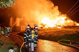 Strohballen-Brand bei Geringswalde: Welche Erkenntnisse hat die Polizei? - In der Nacht zum Donnerstag war die Feuerwehr im Großeinsatz. 1200 Strohballen standen in Flammen.