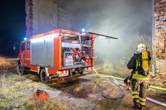 Strohballen brennen in Niederdorfer Lagerhalle ab - In einer offen stehenden Lagerhalle in Niederdorf ist in der Nacht zu Montag ein Feuer ausgebrochen.