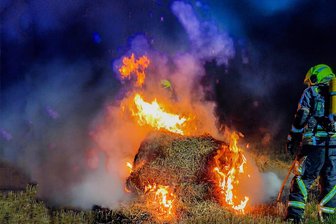 Strohballen brennt am Montagabend in Oberlungwitz: 40 Feuerwehrleute rücken zum Einsatz aus - Der Strohballen stand komplett in Flammen.