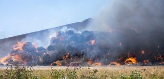 Strohballen entflammt: 400 Kühe gerettet - Insgesamt 86.000 Kilo Stroh sind in Flammen aufgegangen. Eigentlich war es als Einstreu für die Milchkühe gedacht, die im Stall stehen.