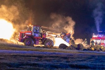 Strohballen in Brand: Grenzübergreifender Feuerwehreinsatz im Erzgebirge - 150 Strohballen standen in Flammen, diese wurden auseinandergezogen.