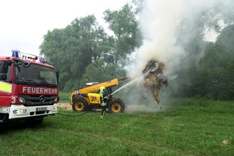 Strohballen in Röhrsdorf in Flammen -