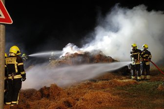 Strohballenlager in Euba geraten in Brand - 