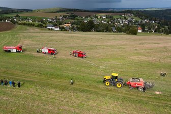 Strohballenpresse brennt in Niederlauterstein: Feuerwehren proben Ernstfall - Beim fiktiven Brand einer Strohballenpresse am Samstagnachmittag wurde das Zusammenspiel von vier Wehren geübt.