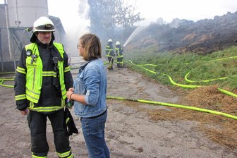Strohbrand Arras: Polizei wertet Videoaufnahmen aus - Bürgermeisterin Sandra Fischer war mit Ortswehrleiter Uwe Lübke mit vor Ort.