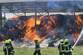 Strohbrand in Kauschwitz und Zwoschwitz: Polizei sucht seit gut einem Jahr nach Brandstifter - Die Einsatzkräfte hatten nach dem Brand immer wieder mit Glutnestern zu kämpfen.