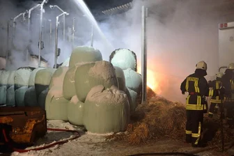 Strohhalle auf Aitzendorfer Reiterhof wird Opfer der Flammen -