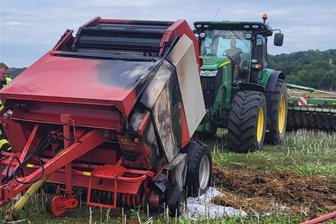 Strohpresse brennt, Lagerfeuer ist verlassen: Feuerwehr in Bobritzsch-Hilbersdorf muss zweimal raus - Eine Strohpresse stand auf einem Feld in Oberbobritzsch in Flammen. Die Feuerwehr löschte den Brand.