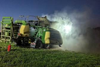 Strohpresse qualmt stark: Feuerwehren aus Adorf und Leubetha rücken aus - Zum Löschen einer Strohpresse mussten am Freitagabend die Feuerwehren aus Adorf und Leubetha ausrücken.