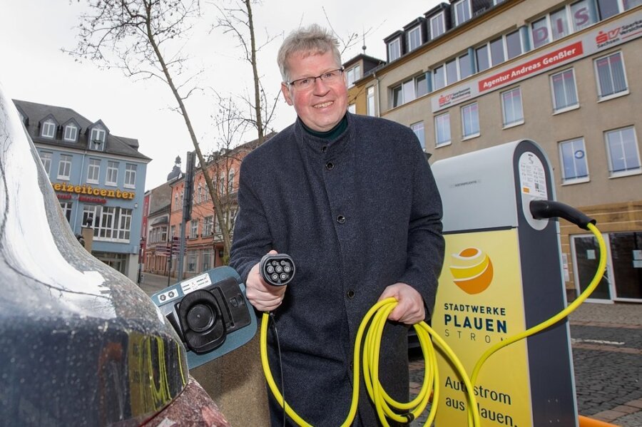 Strom an Ladesäulen in Plauen nicht mehr gratis - Auf dem Plauener Klostermarkt tankt Christian Weyer ab und an Strom. Dafür muss er nun zahlen.