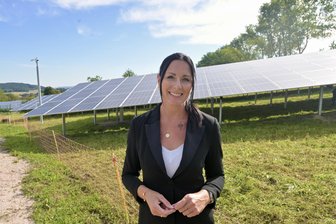 Strom für hunderte Haushalte: Schneeberg nimmt größte Solaranlage der Stadt in Betrieb - Die Stadtwerke Schneeberg haben eine neue Photovoltaikanlage in Betrieb genommen. Im Bild: Geschäftsführerin Janice Kaiser.