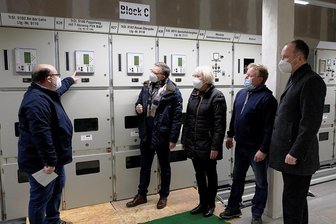 Strom: Jetzt ein Netzbetreiber für ganz Reichenbach - Jörg Antelmann, Technischer Leiter der Stadtwerke, erläutert OB Raphael Kürzinger, der Mylauer Ortsvorsteherin Gisela Weck, dem Obermylauer Ortsvorsteher Bernd Schröter und Stadtwerke-Chef Lars Lange (von links) die Funktion des dritten Schaltblockes.
