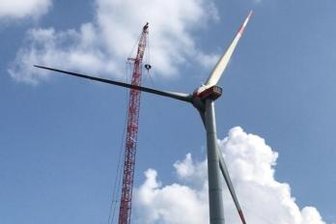 "Strom muss erneuerbar sein" - In Swatte Poele in Niedersachsen errichtet das Unternehmen aus Großschirma derzeit diese 200 Meter hohen Anlagen mit vier Megawatt Nennleistung.
