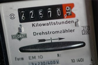 Strom und Gas: Jetzt ist eine Rekordersparnis durch einen Wechsel des Anbieters möglich - Die Verbraucher in Deutschland zahlen Milliarden zu viel für Strom und Gas, weil sie in der teuren Grundversorgung verharren statt zu einem günstigeren Anbieter zu wechseln.
