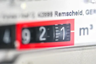 Strom und Gas: Stadtwerke Freiberg senken Preise ab Januar 2024 - Ein Gaszähler für eine Gasheizung in einem Privathaus: Für Freiberger Kunden sollen ab Januar die Preise für Erdgas fallen (Symbolbild).